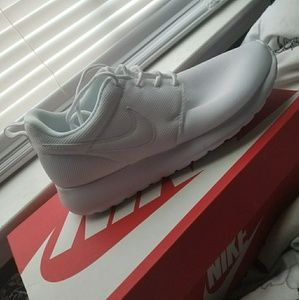 White Nike Roshes size 5y never worn